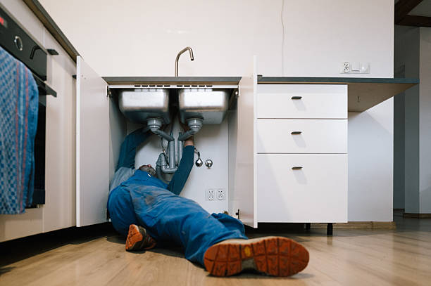 Professional Emergency Plumber technician working in Duke, MO